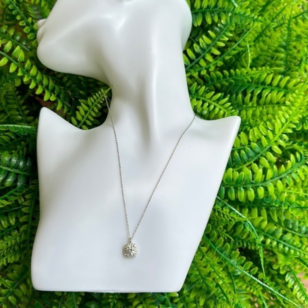 1 carat sterling silver Moissanite necklace. 925. 18" chain